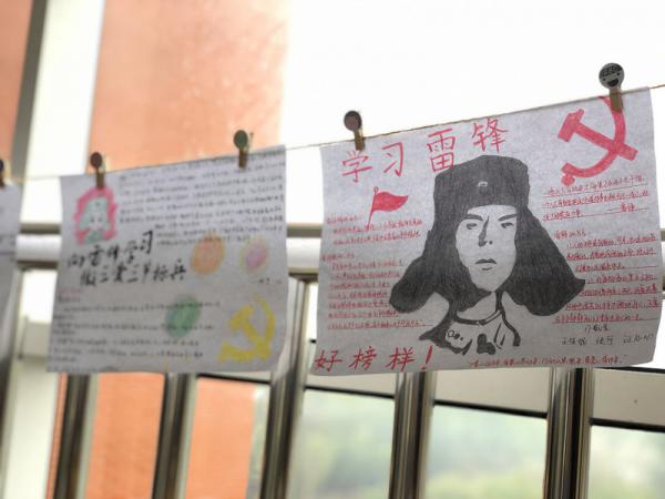 0304学习雷锋好榜样，争做红船好青年——秀水中专信息系学雷锋系列活动之手抄报评比-徐玲芳丁靓1.jpg