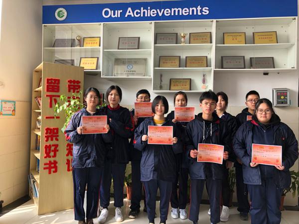 0304学习雷锋好榜样，争做红船好青年——秀水中专信息系学雷锋系列活动之手抄报评比-徐玲芳丁靓2.JPG