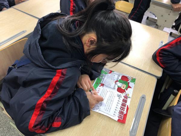 0304学习雷锋好榜样，争做红船好青年——秀水中专信息系学雷锋系列活动之手抄报评比-徐玲芳丁靓3.JPG