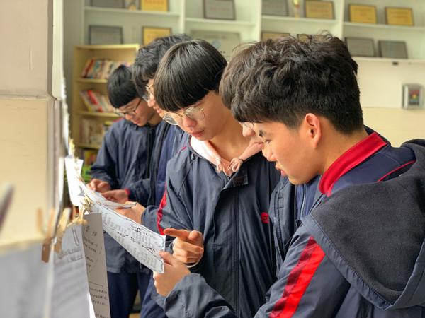 0304学习雷锋好榜样，争做红船好青年——秀水中专信息系学雷锋系列活动之手抄报评比-徐玲芳丁靓6.JPG