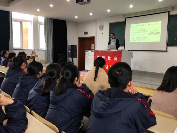 1223珍惜当下 共同成长——记人文系校友创业报告会-陈迪菲2.JPG