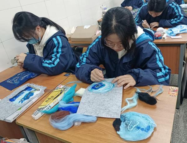学生在做创意面料再造2_副本.jpg