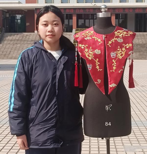 朱豫诺的龙纹云肩_副本.jpg